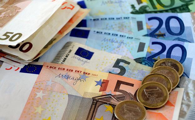 Roba 10.000 euros a su abuelo para repartirlos entre sus compañeros de clase