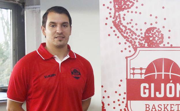 Vicente Álvarez deja de ser entrenador del Corinto Gijón