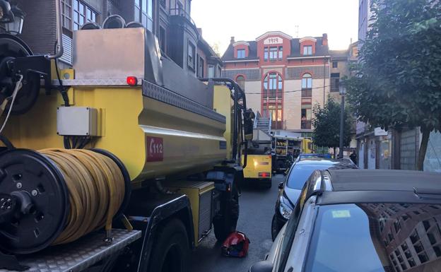 Los bomberos hallan el cadáver de una mujer al apagar un incendio en un piso de Langreo