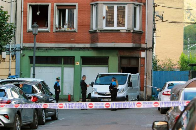 Muere una vecina de Sama y su pareja resulta herida grave tras incendiarse su habitación