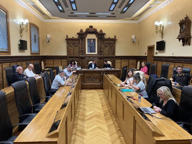 Emulsa abre la vía al despido del superior del capataz acusado de acoso sexual por encubrirle