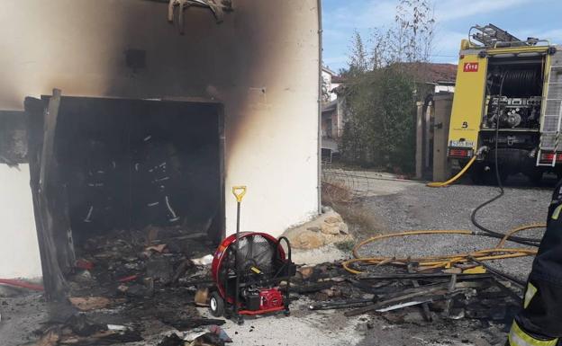 Herido un hombre en un incendio que ha calcinado una carpintería en Cabranes