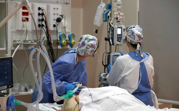 Cuatro fallecidos y dos enfermos críticos por covid en Asturias