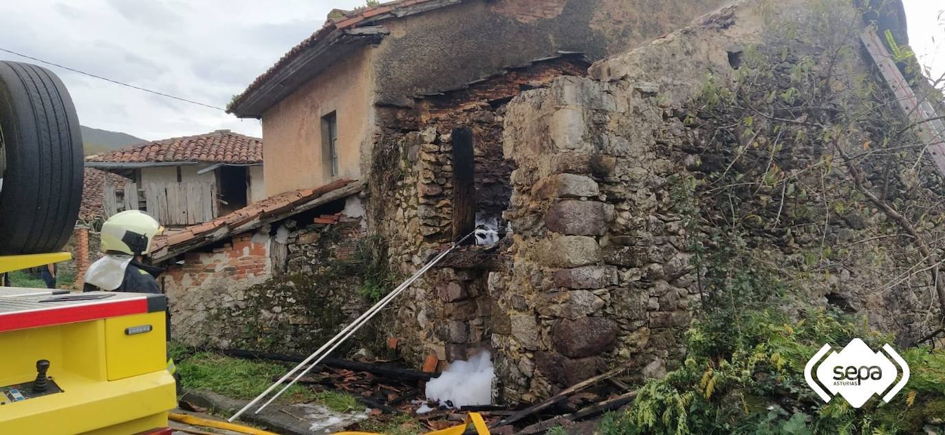 Un incendio calcina una cuadra en Tarano