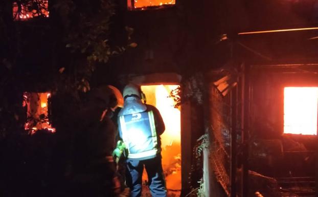 Un incendio calcina una casa deshabitada en Navia