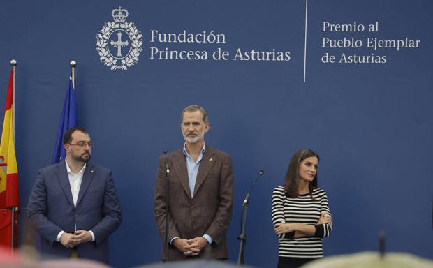 La Reina aclara el estado de salud de la Princesa y la Infanta: «Algo les sentó mal, es una gastroenteritis leve»