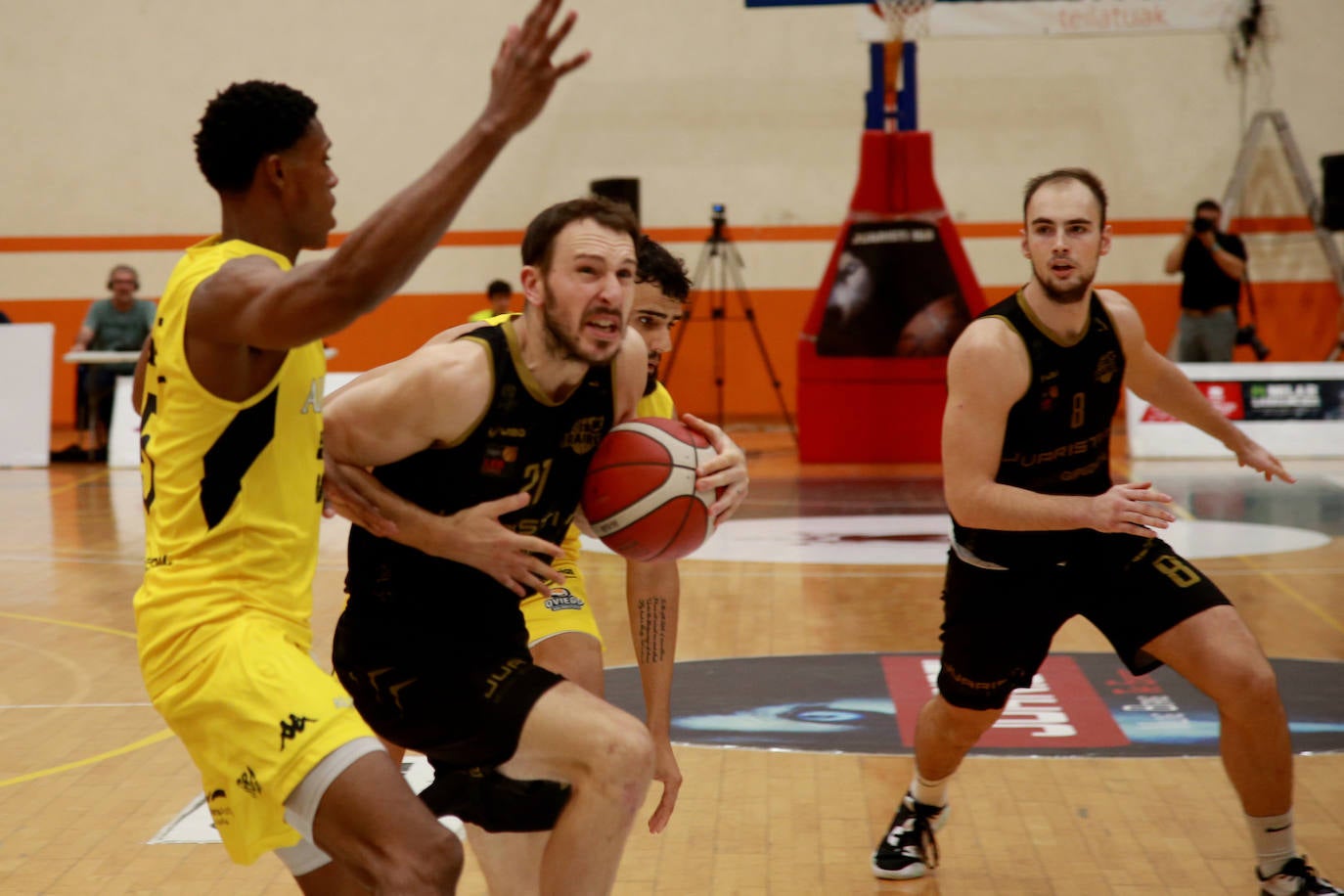 El Alimerka Oviedo se queda solo en la tabla