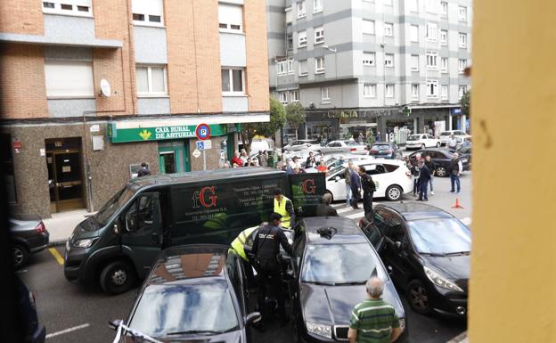 Localizan el cadáver de un indigente en el coche en el que dormía desde hace un mes en Gijón