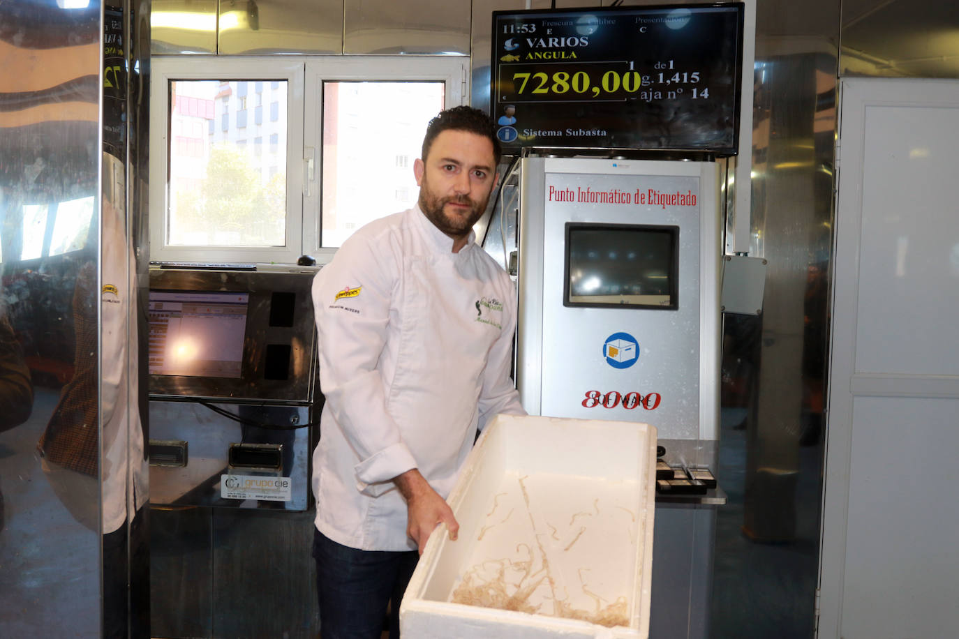 Nuevo récord en Ribadesella: la primera angula a 7.280 euros el kilo