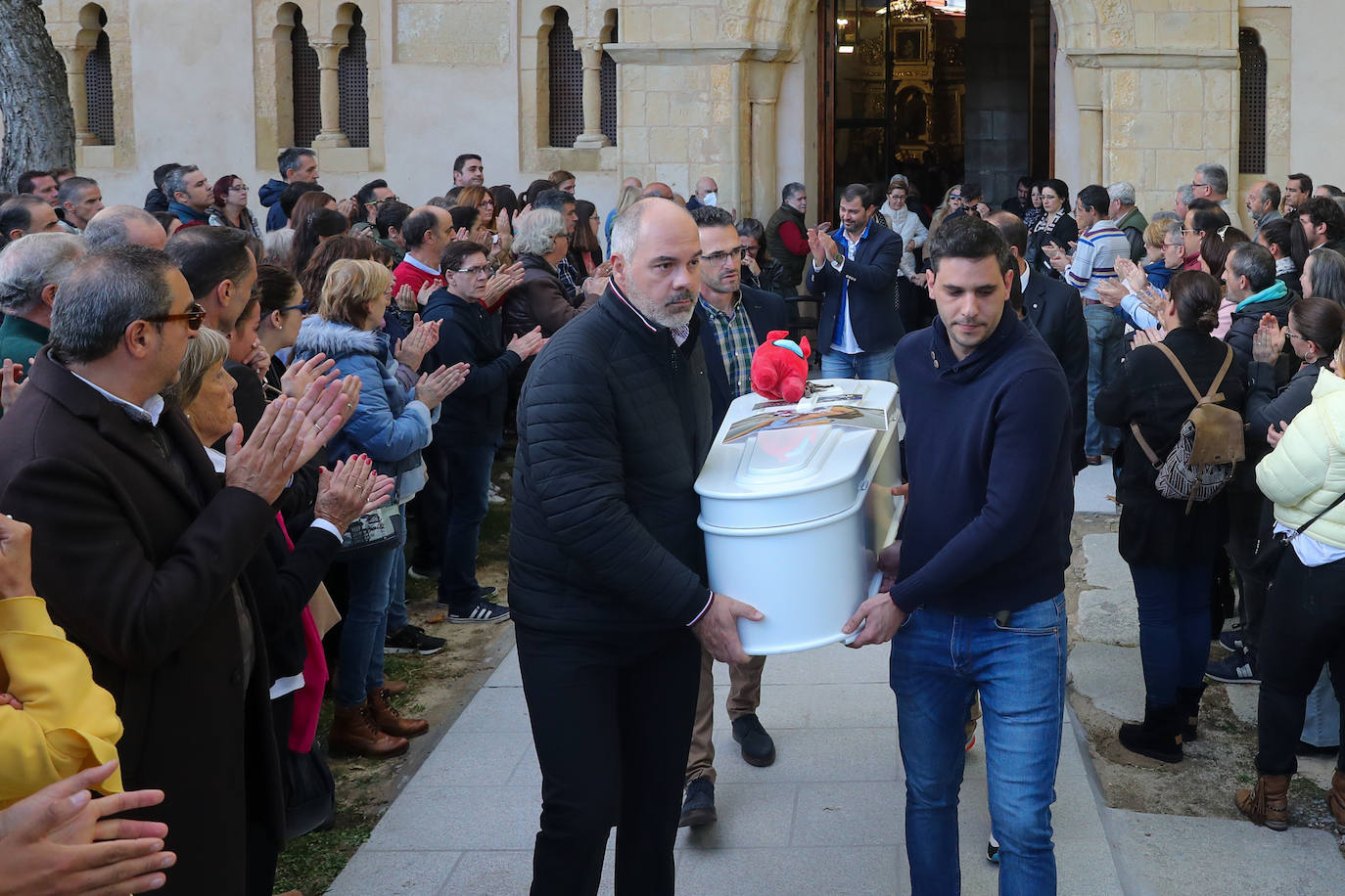 Lágrimas en el emotivo y multitudinario funeral de Olivia