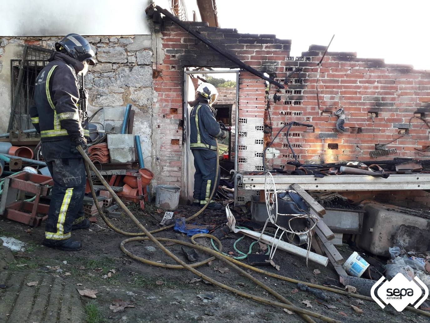 Un incendio en una vivienda en Grado calcina varios vehículos