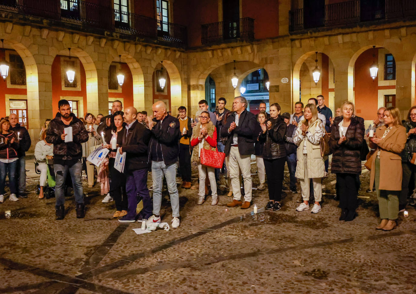 Concentración en Gijón de la asociación de padres de familia separados en memoria de Olivia