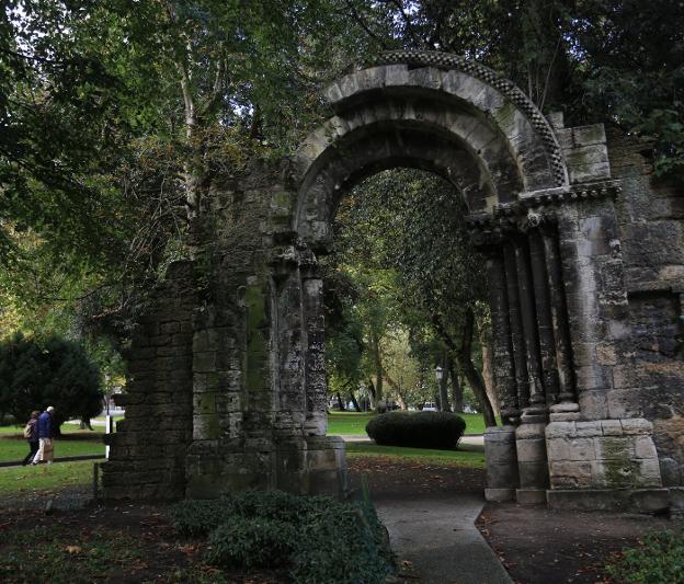 Los Franciscanos exigen la restauración integral del arco de San Isidoro del Campo