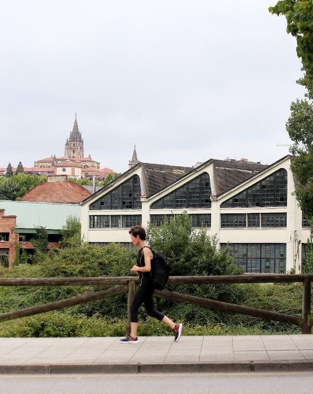 El Ayuntamiento de Oviedo planifica las catas arqueológicas del solar de la fábrica de La Vega