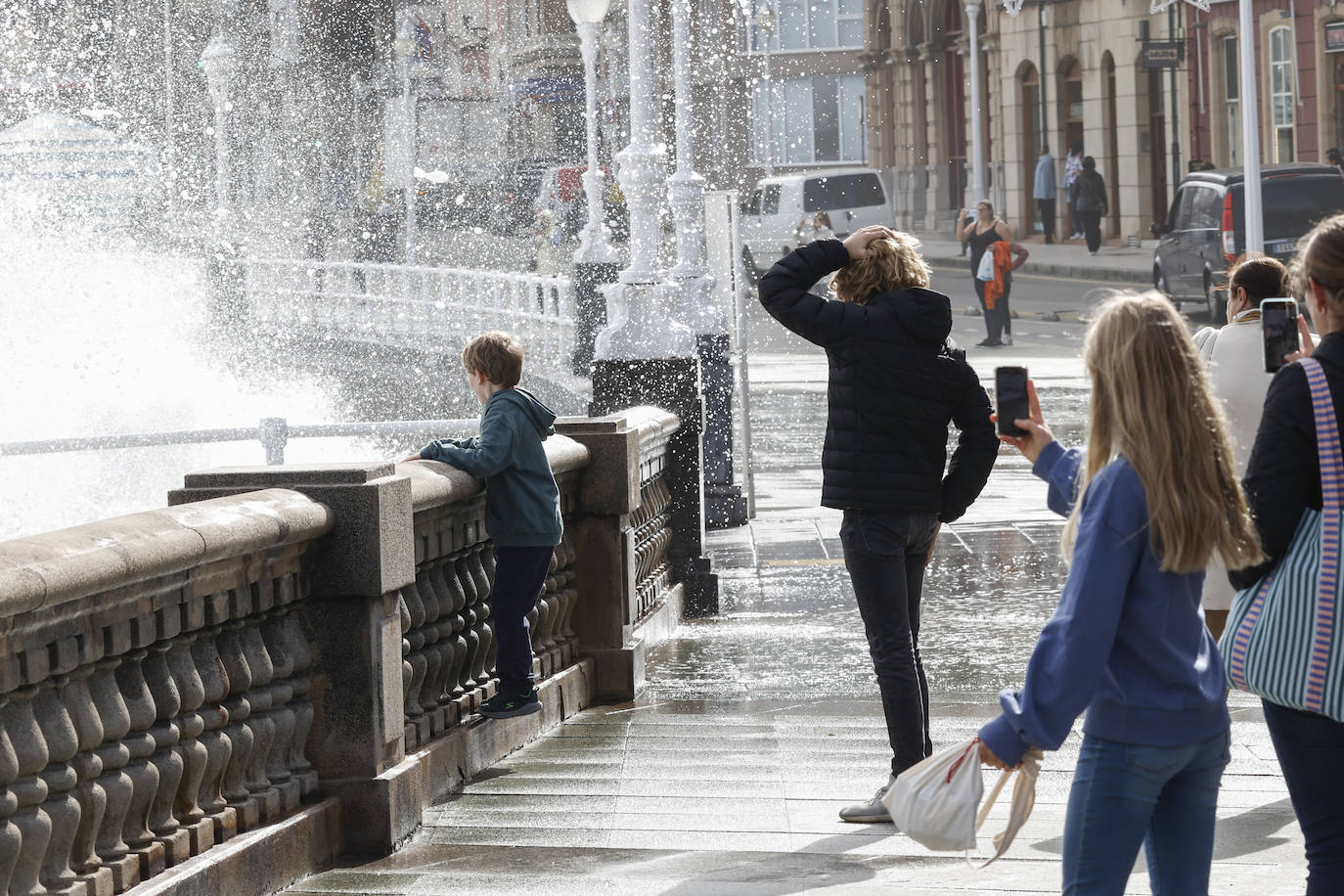 Las olas, protagonistas en Gijón