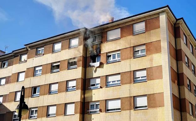 Un incendio calcina la cocina de un cuarto piso de Castrillón