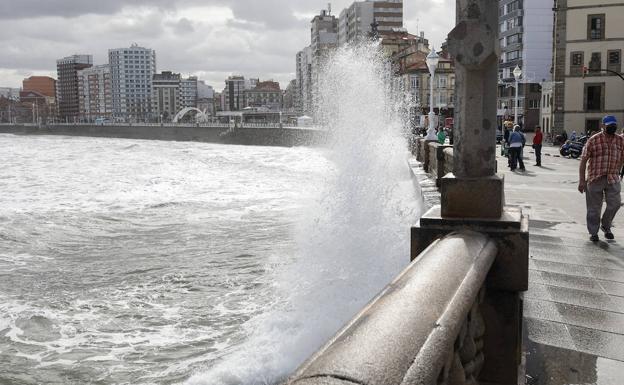 El fuerte oleaje en Gijón obliga a cortar un tramo del Muro de la playa de San Lorenzo