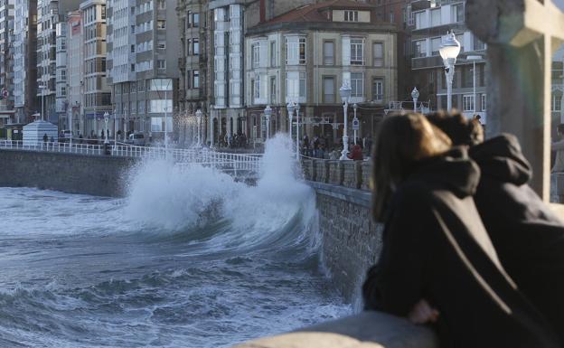 Alerta naranja por olas de hasta seis metros de altura