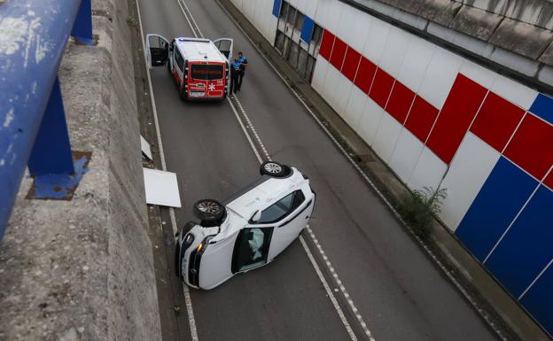 Vuelca un coche en el túnel de la avenida de El Llano en Gijón