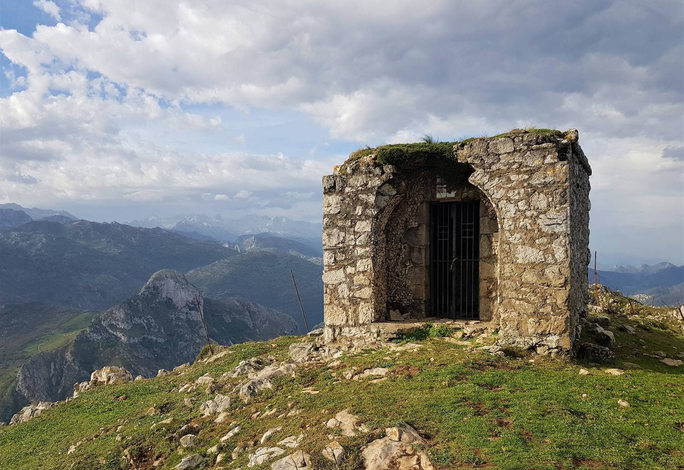 Al pico Paisano: un recorrido desde Alevia para mirar al mar y al Urriellu