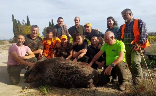 Un cazador riojano mata a cuchillo a un jabalí de 155 kilos para salvar a sus perros