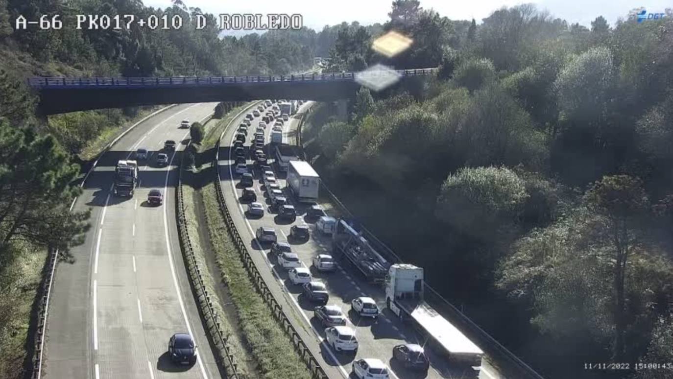 Un camión averiado provoca importantes retenciones en la A-66