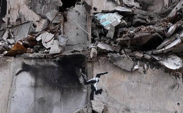 Banksy reivindica la autoría de un grafiti en un edificio bombardeado cerca de Kiev