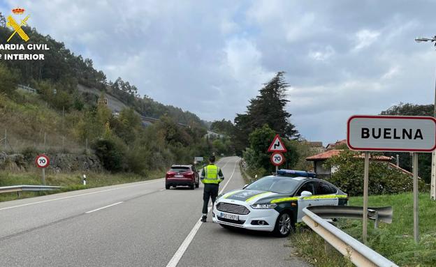 Roba un coche en Cantabria, lo abandona en Llanes tras quedarse sin gasolina e intenta huir monte a través