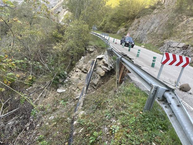 Tres kilómetros de argayos que dificultan la llegada a Caso por la AS-117