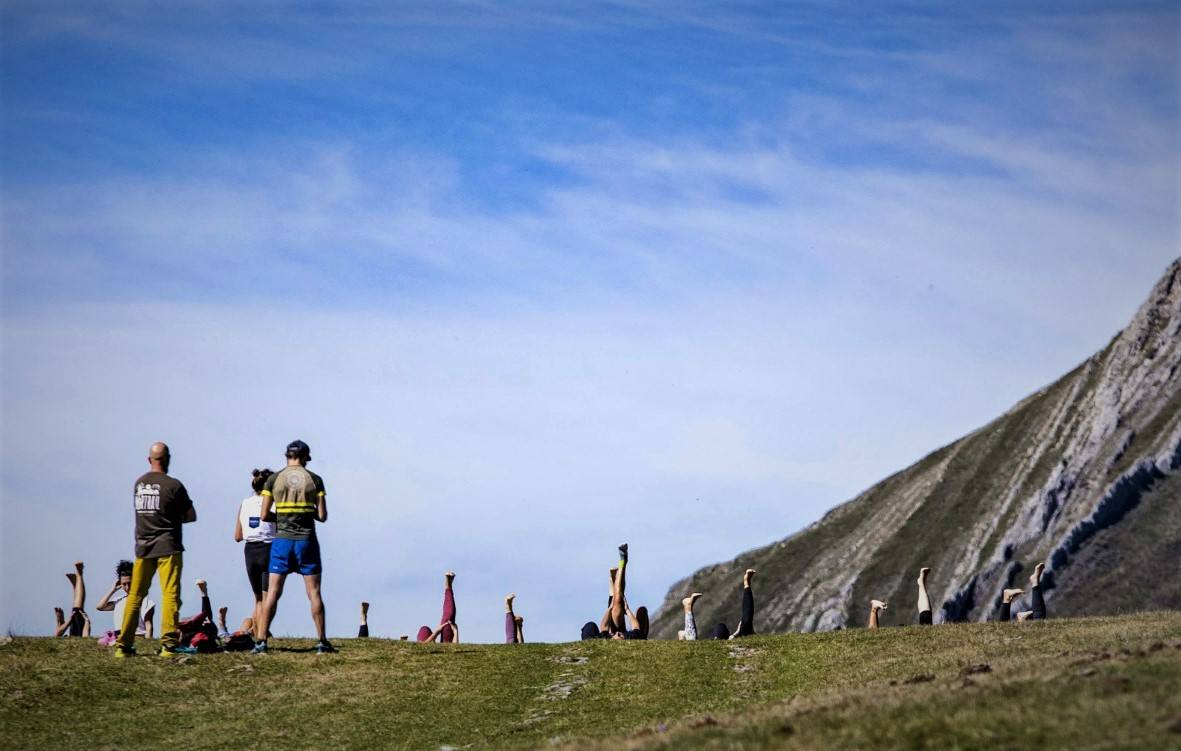 Yoga y trekking: la sinergia perfecta para inhalar toda la magia de los montes de Asturias