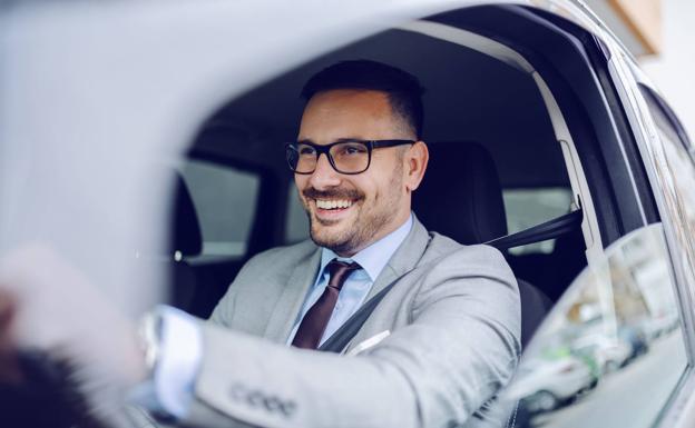 Nuevo aviso de la DGT para los conductores que llevan gafas o lentillas