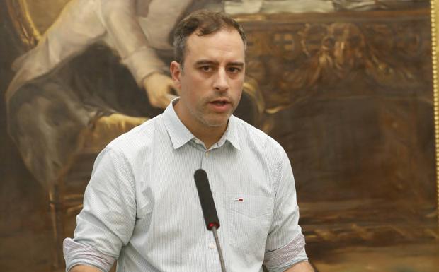 El Pleno de Gijón reprueba la labor de Olmo Ron como presidente de Emulsa