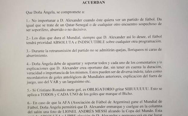 Una pareja firma un documento para que ella no le moleste a él mientras se dispute el Mundial de Qatar