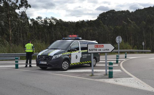 Quintuplica la tasa de alcoholemia mientras conduce por un tramo peligroso en Soto de Luiña