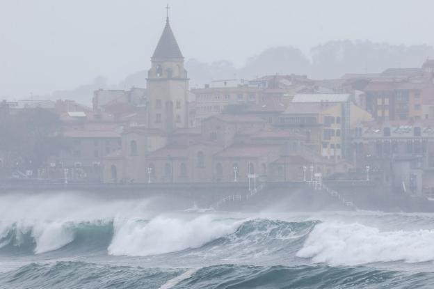 Asturias registra vientos de más de 100 kilómetros y olas de siete metros