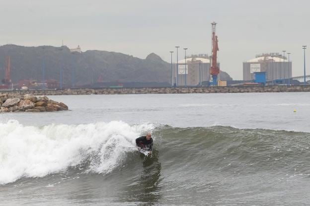Olas de siete metros ponen en alerta a la costa asturiana