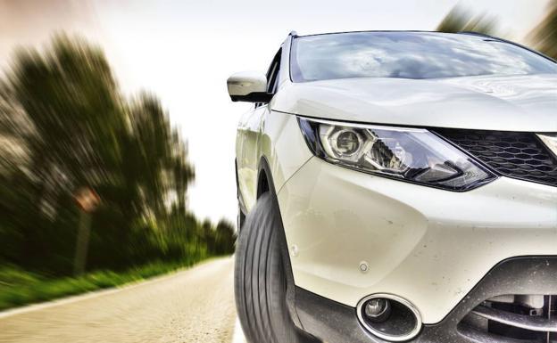 Por qué no debes conducir con abrigo y la multa por llevarlo al volante