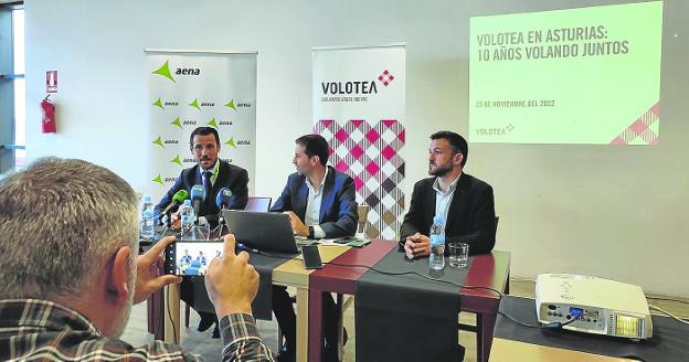 Volotea entra en la ruta a Barcelona y tendrá tres aviones con base en Asturias