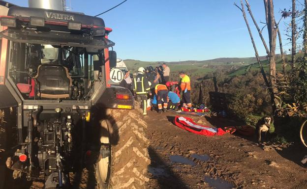 Herido un hombre en Tineo tras volcar el tractor que conducía