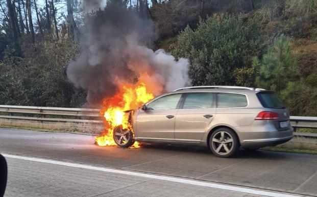 Arde un turismo en la A-66 en sentido Oviedo