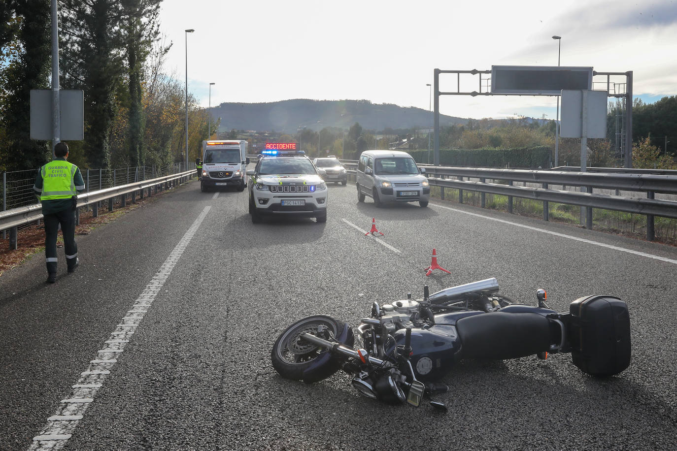 Muere el hombre que resultó herido grave tras caer con su moto en la A-8