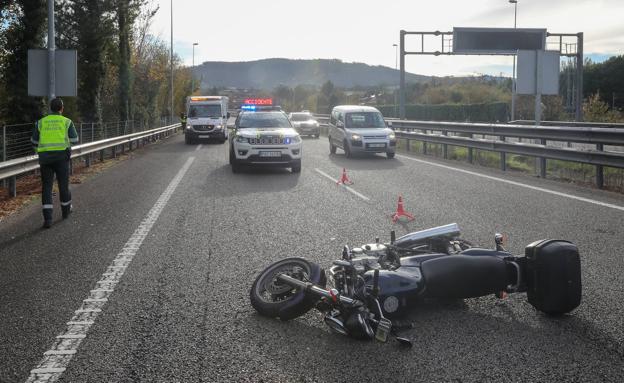 Herido grave un motorista tras sufrir una caída en la A-8