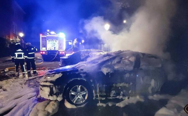Un incendio calcina de madrugada tres coches en El Entrego
