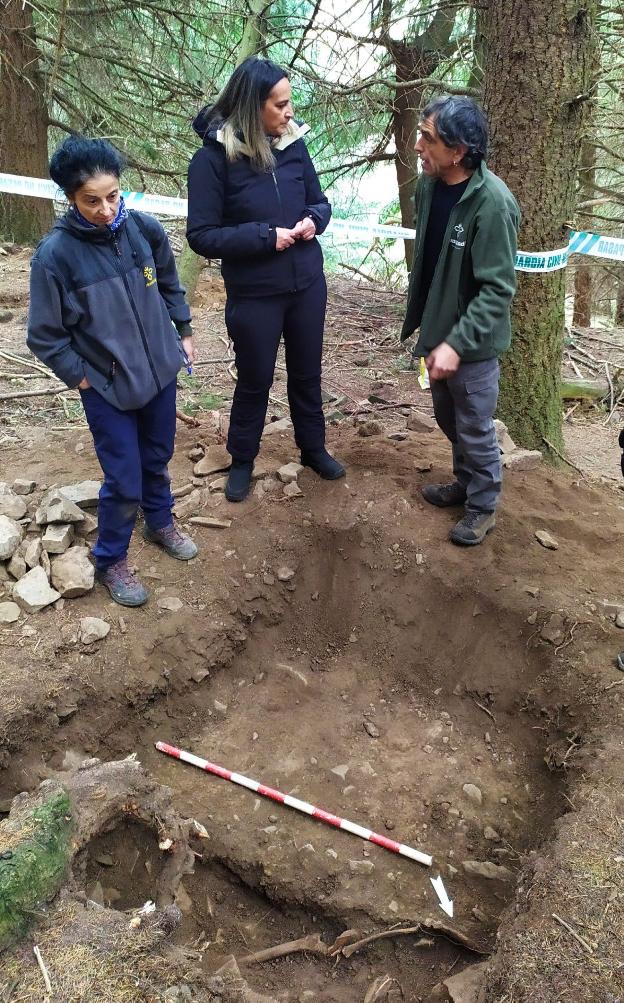 Localizan restos de otras dos personas en la fosa de Parasimón, en Pajares