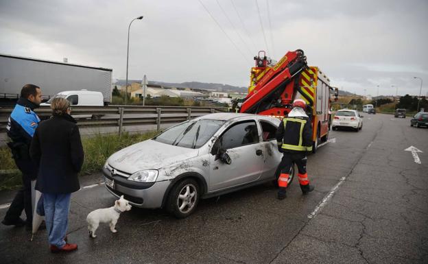 Vuelca un coche en la avenida Príncipe de Asturias