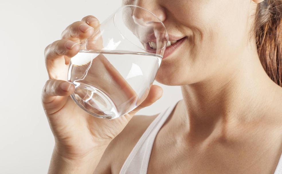 ¿Realmente es necesario beber 2 litros de agua al día?