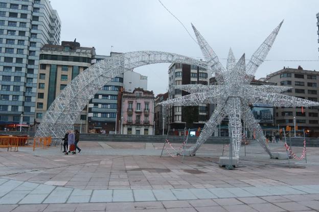 Gijón presume de su 'estrellona' de Navidad, «la más grande de España»