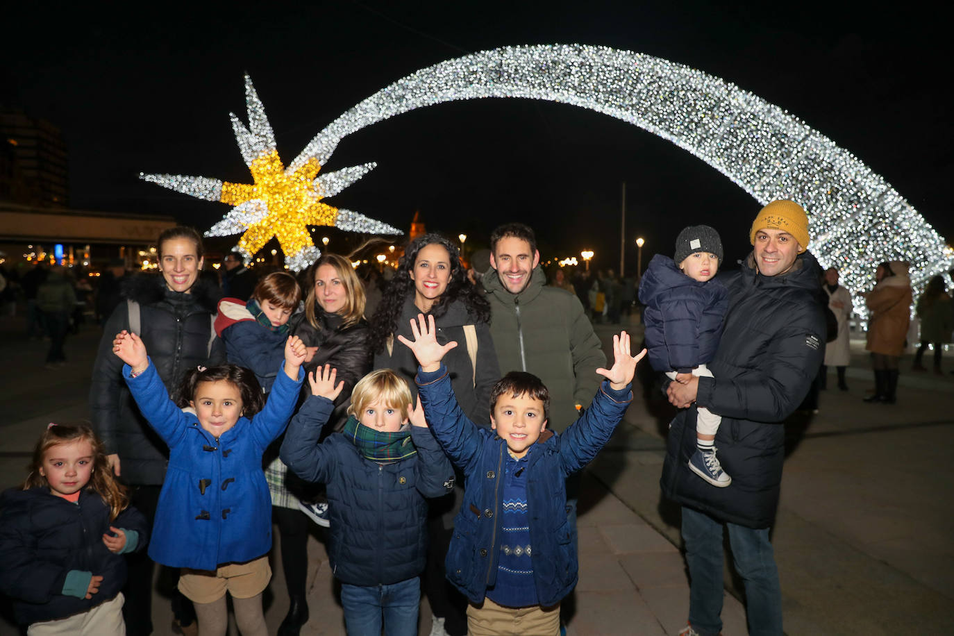 Gijón estrena su alumbrado de Navidad más llamativo y deslumbrante