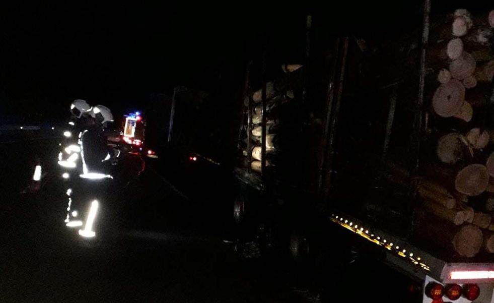 El incendio de un camión que transportaba madera en la A-8 provoca el corte de un carril
