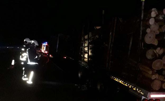 El incendio de un camión que transportaba madera en la A-8 provoca el corte de un carril